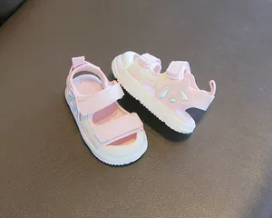 Primo piano di sandali rosa per neonati con design a panda e suola morbida antiscivolo