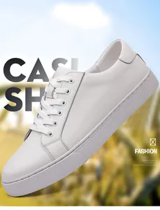 Detalle de vista lateral de zapatillas casuales de hombre en cuero blanco minimal