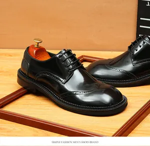 Gros plan de chaussures brogues noires en cuir poli avec cadres en bois élégants en arrière-plan