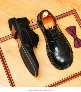 Détail de chaussures Derby brogue en cuir noir avec un bout rond particulièrement large