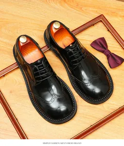 Détail de chaussures derby richelieu en cuir noir pour hommes avec bout rond classique