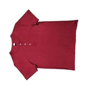 Vue détaillée d'un t-shirt Henley en maille côtelée bordeaux avec trois boutons blancs.