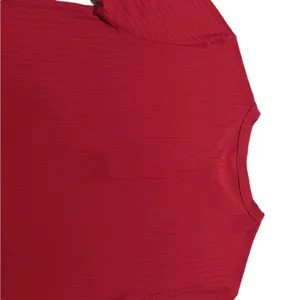 Gros plan détaillé montrant la texture en maille côtelée rouge et l'encolure d'un t-shirt homme