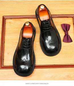 Vue détaillée des chaussures Derby brogue noires pour hommes avec motifs élégants