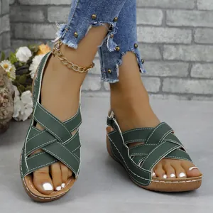 Sandales compensées d'été vert foncé pour femmes avec brides croisées et boucle