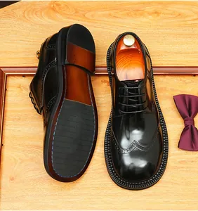 Détail de chaussures Derby Brogue en cuir noir avec bout golf classique et semelle épaisse