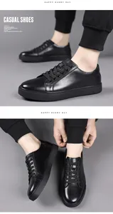 Detalle de primer plano de zapatos casuales de cuero negro para hombre con suelas gruesas