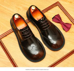 Vue détaillée de chaussures richelieu en cuir marron avec un bout rond prononcé