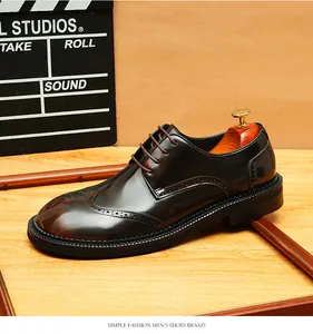 Détail de chaussures Derby en cuir marron pour hommes avec des détails brogues classiques.