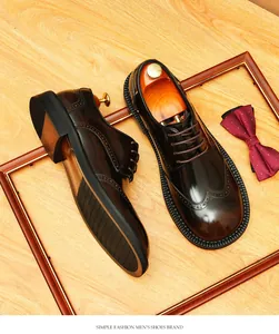 Vue de dessus de chaussures derby brogue en cuir marron avec détails sculptés