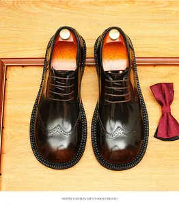 Vue de dessus de chaussures derby en cuir pour hommes avec détails brogues