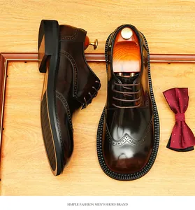 Vue détaillée de dessus de chaussures brogues en cuir marron avec perforations