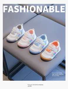 Detailansicht von vier Paar atmungsaktiven Mesh-Lauflernschuhen für Babys in verschiedenen Farben