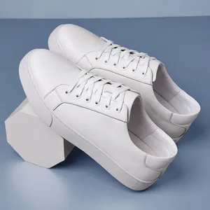 Zapatillas clásicas de cuero genuino blanco con suelas gruesas y estilo casual británico