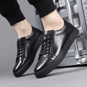 Zapatillas informales de cuero negro para hombre con suela gruesa y cordones clásicos