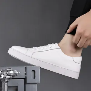 Zapatillas clásicas de cuero genuino blanco para hombre con suela gruesa y diseño minimalista