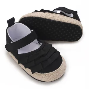 Dettaglio scarpe primi passi per neonata nere con volant e suola morbida antiscivolo