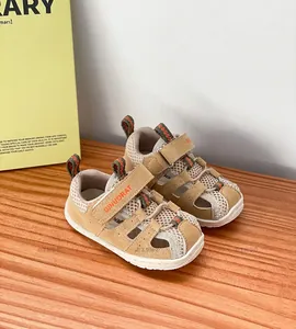 Detailansicht von Kinder-Sportsandalen mit Mesh-Obermaterial und Klettverschluss