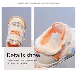 Detaillierte Nahaufnahme von atmungsaktivem weißem Mesh und orangefarbenen Babyschuhen