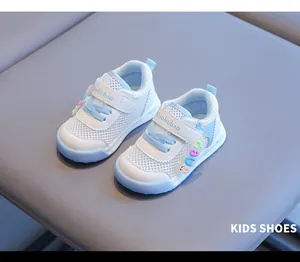Nahaufnahme atmungsaktiver Baby-Mesh-Lauflernschuhe mit Zehenschutz und Klettverschluss