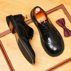 Chaussures Derby richelieu élégantes en cuir noir pour hommes avec bout rond et bois