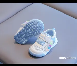Detailansicht der atmungsaktiven Mesh-Babyschuhe mit rutschfester Gummisohle