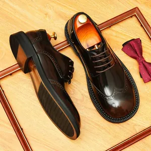 Chaussures derby classiques en cuir marron pour hommes avec bout rond et brogue