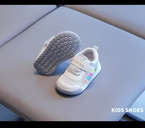 Detailansicht der weißen, atmungsaktiven Mesh-Lauflernschuhe für Kleinkinder heute