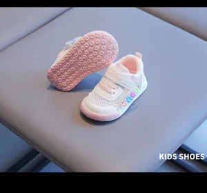 Atmungsaktive pinke Mesh-Lauflernschuhe für Kleinkinder mit weicher Gummisohle