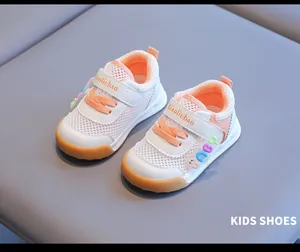 Detailansicht atmungsaktiver Mesh-Lauflernschuhe für Babys mit orangefarbenen Schnürsenkeln