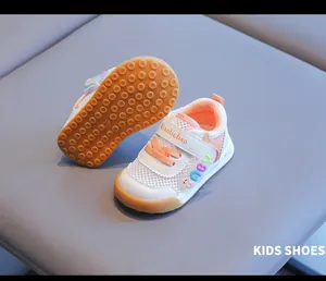 Nahaufnahme von atmungsaktiven Mesh-Lauflernschuhen für Kleinkinder mit rutschfester Sohle