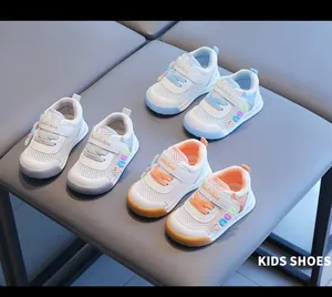 Atmungsaktive Mesh-Lauflernschuhe mit Zehenschutz und Klettverschluss in verschiedenen Farben