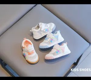 Atmungsaktive Mesh-Babyschuhe in Pink, Blau und Grau auf einem grauen Sitz präsentiert