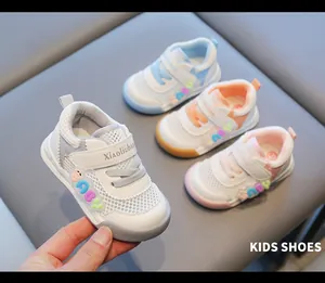 Detailansicht von atmungsaktiven Mesh-Lauflernschuhen in mehreren Farben für Kinder