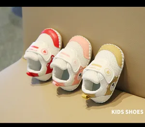 Vista dettagliata di tre paia di scarpe primi passi per neonati in mesh traspirante