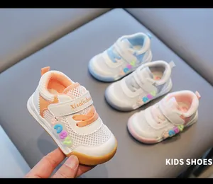 Nahaufnahme von atmungsaktiven Mesh-Sneakern für Kinder mit rutschfester Sohle.