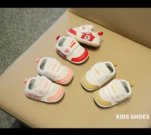 Scarpe da passeggio per bambini in rete traspirante con suola morbida e grazioso orsetto