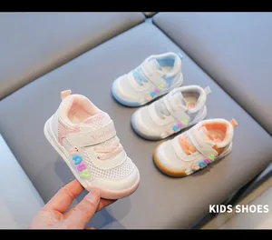Nahaufnahme von leichten, atmungsaktiven Mesh-Lauflernschuhen für Kleinkinder