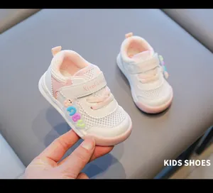 Atmungsaktive rosa-weiße Mesh-Lauflernschuhe für Babys mit schützender, geschlossener Zehenkappe