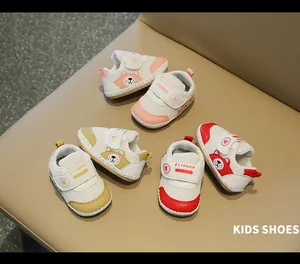 Scarpe primi passi neonato in rete traspirante con orsetto e suole morbide.