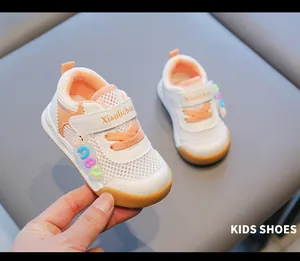 Leichte atmungsaktive Mesh-Lauflernschuhe für Kleinkinder mit Zehenschutz und orangefarbenen Akzenten