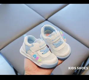 Detailaufnahme der atmungsaktiven Mesh-Lauflernschuhe für Kleinkinder in blau-weißem Design