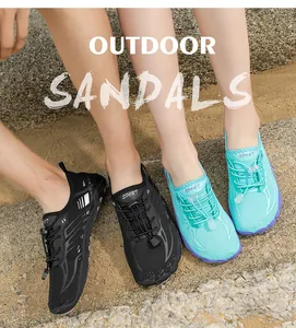 Detailopname van waterschoenen voor koppels in zwart en mintgroen op het strand