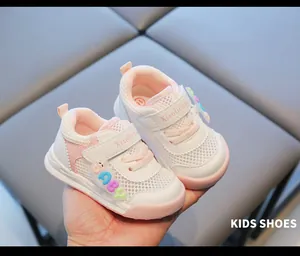 Nahaufnahme von atmungsaktiven Mesh-Lauflernschuhen für Kleinkinder mit Zehenschutz.