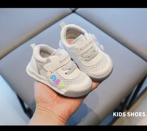 Atmungsaktive Mesh-Lauflernschuhe für Kleinkinder mit Klettverschluss und Sohle