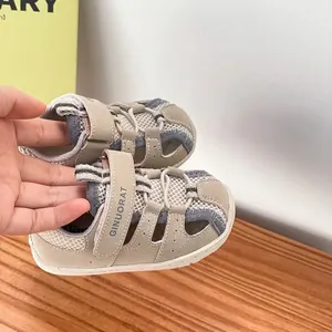 Atmungsaktive beige Kleinkinder-Sportsandalen mit Mesh-Design und Klettverschluss