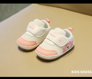 Primo piano di scarpe primi passi in mesh per neonati con dettagli rosa e orsetto