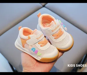 Detail von atmungsaktiven Baby-Lauflernschuhen aus Mesh mit rutschfester Sohle