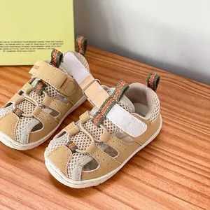 Atmungsaktive Khaki Baby-Sportsandalen mit Mesh-Design und orangefarbenen Klettverschlüssen