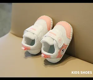 Scarpe primi passi neonato in mesh rosa traspirante con motivo orsetto e velcro